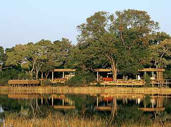 Vumbura Plains Camp: Blick auf die zentralen Gebäude der Lodge