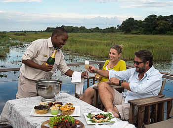 King's Pool Camp: Bewirtung auf dem Boot