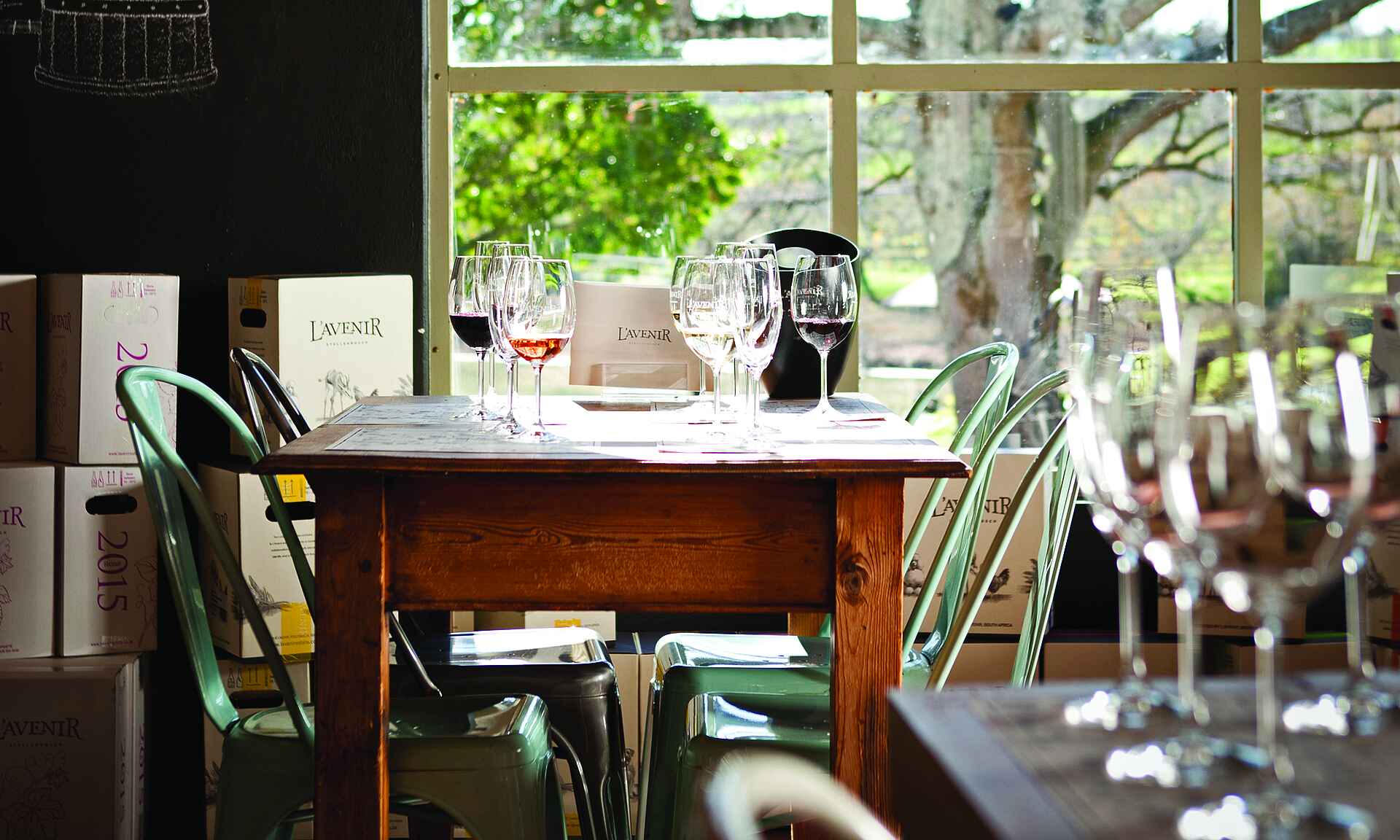 Afrikarma, Afrikarma Safaris, Afrikarma Safaris - Wildnis. Hautnah., Afrikarma.de, L'Avenir Country Lodge, Baum, Eis Eimer, Fenster, Stühle, Tische, Weinboxen, Weingläser