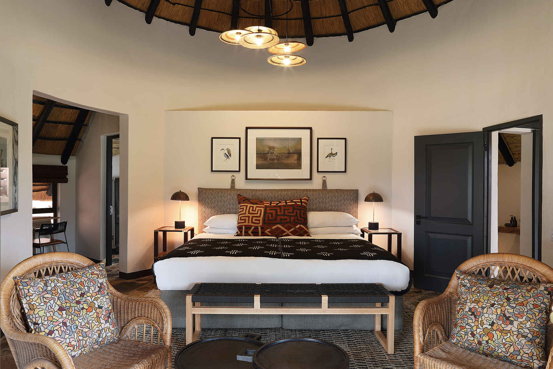 MalaMala Camp: Gästechalet mit Sitzgruppe Mala Mala, Mala Mala Main Camp, Mala Mala Private Game Reserve, MalaMala, MalaMala Main Camp, Sabi Sand Game Reserve, Südafrika, gästeunterkünfte, innenansicht, schlafzimmer, Afrikarma, Afrikarma Safaris, Afrikarma Safaris - Wildnis. Hautnah., Afrikarma.de, Mala Mala Camp