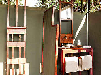 Mapazi Camp: Dusche und Waschtisch