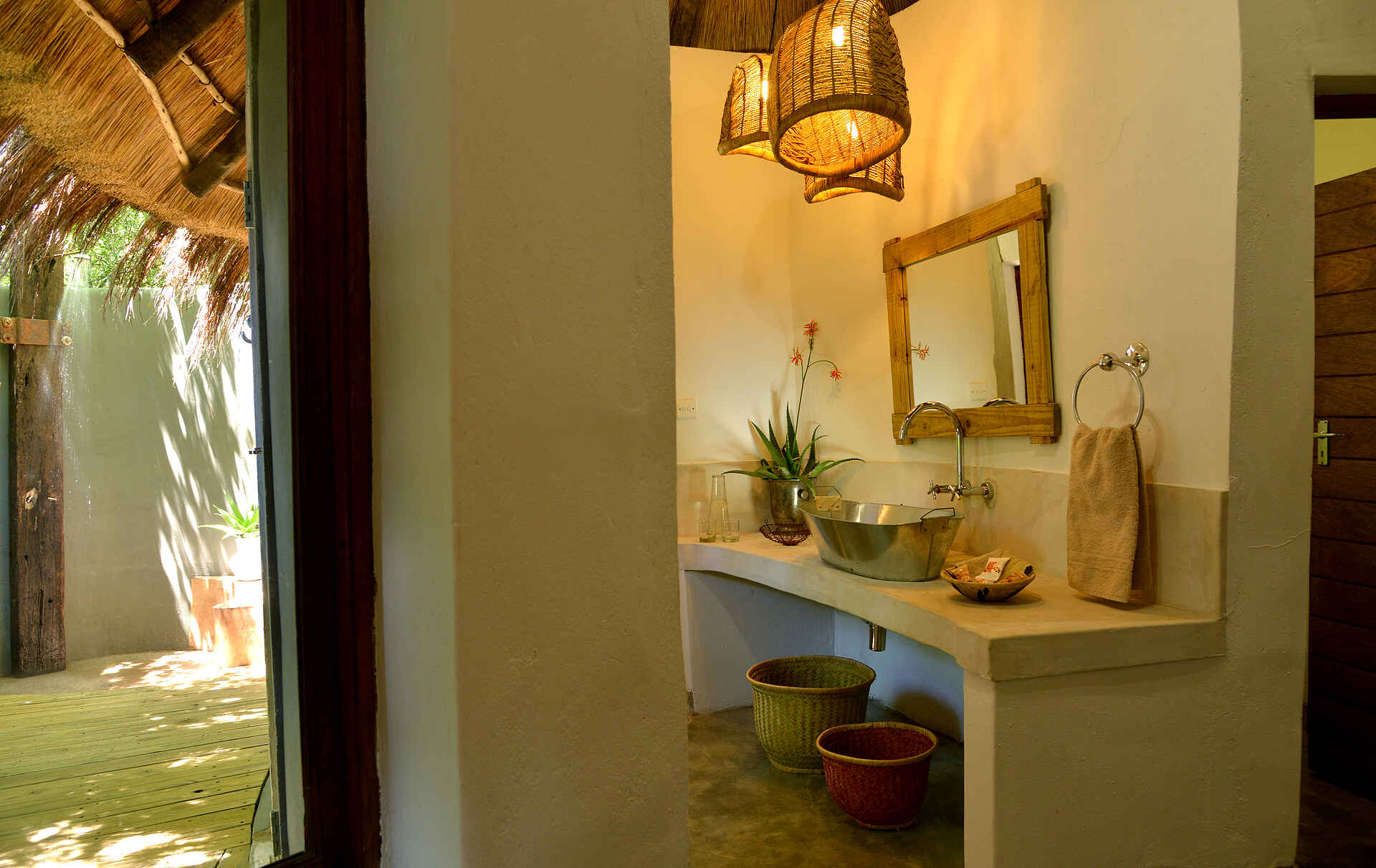 adam young, africa, afrika, Bakwena, bilder, buchen, buchung, Chobe, Chobe Bakwena, Chobe Bakwena Lodge, Chobe National Park, Chobe Nationalpark, Chobe River, information, jenny young, Kazangula, Nachhaltigkeit, Nordbotswana, northern botsuana, Ökologie, reise, reisen, southern africa, südliches afrika, Umweltschutz, urlaub, wasseraktivitäten, bad, badezimmer, chalet, gästechalet, gästeunterkunft, guest room, unterkunft, waschbecken, waschtisch