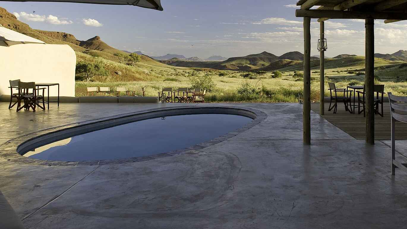 Damaraland Camp: Pool mit Landschaft Damaraland Camp: Pool mit Landschaft