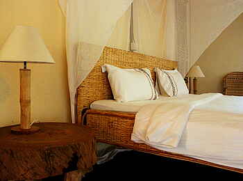 Enjojo Lodge: Doppelbett und Nachttischlampen