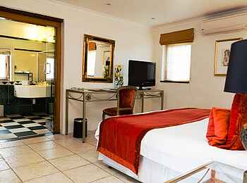 Grande Roche Hotel: Bad und Schlafzimmer der Garden Suite