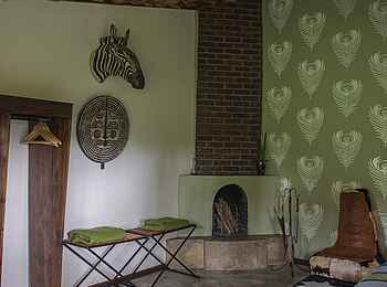 Hatari Lodge: Kamin in der Gästeunterkunft