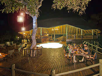 Katuma Bush Lodge: Dinner unter freiem Himmel auf der Sonnenterrasse des Pools