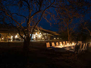 Kwihala Camp: Beleuchteter Restaurantbereich