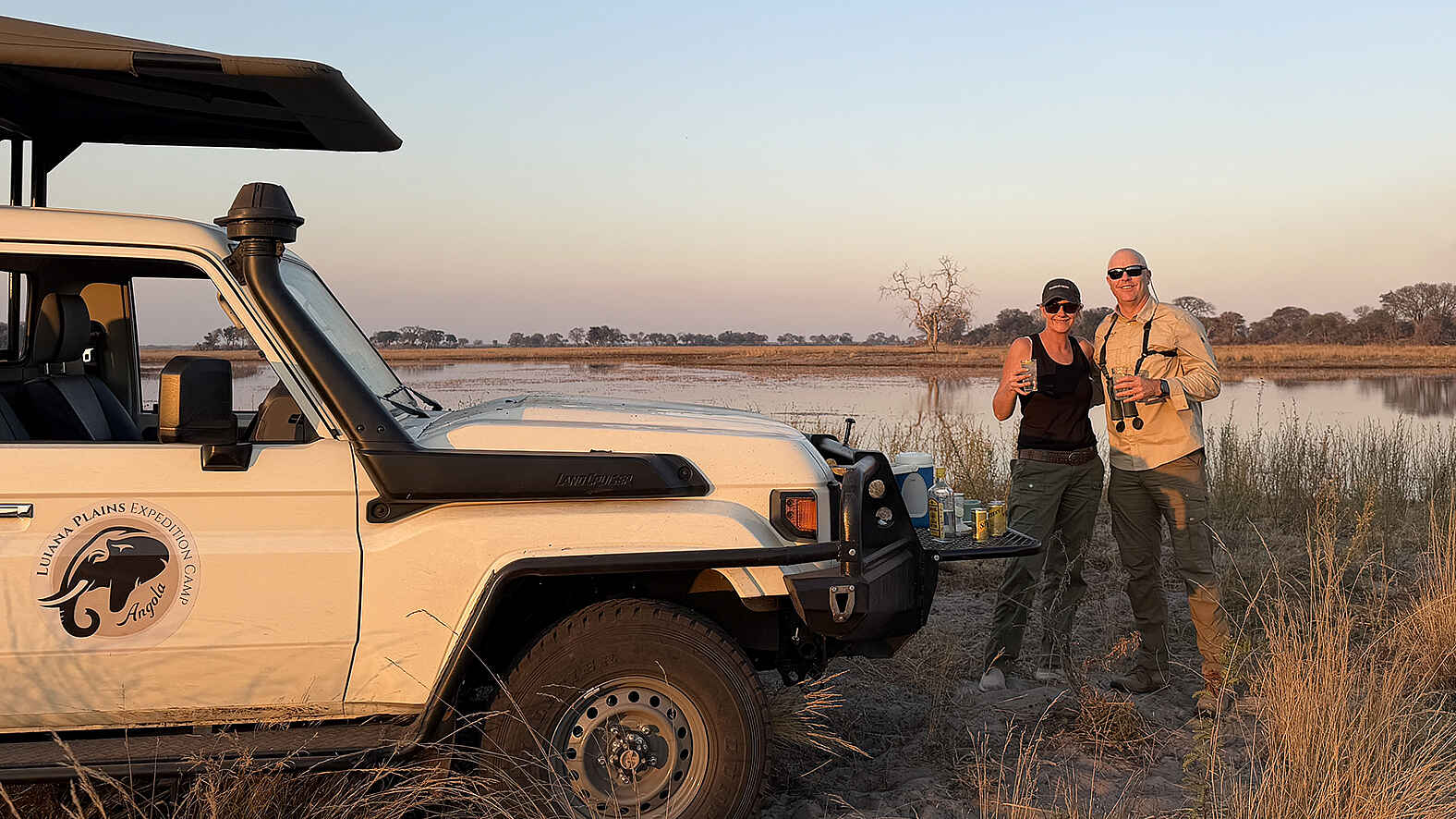 Luiana Plains Expedition Camp: Sundowner während Safari Luiana Plains Expedition Camp: Sundowner während Safari