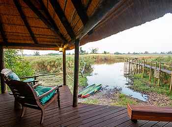 Nxamaseri Island Lodge: Veranda im Zentralbereich Nxamaseri Island Lodge: Veranda im Zentralbereich