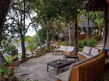 Pole Pole Bungalows: Strandlounge