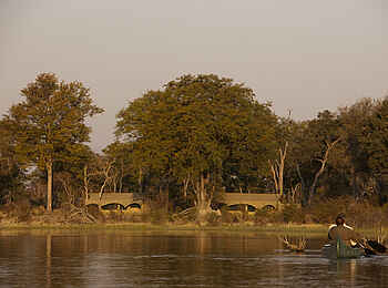 Selinda Explorers Camp: Lage des Camps am Wasser Selinda Explorers Camp: Lage des Camps am Wasser