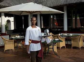 Victoria Falls Hotel: Service auf der Terrasse