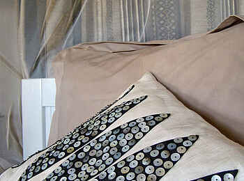 Vingerklip Lodge: Kunstvolle Kissen im Bett eines Gästechalets in der Detailansicht