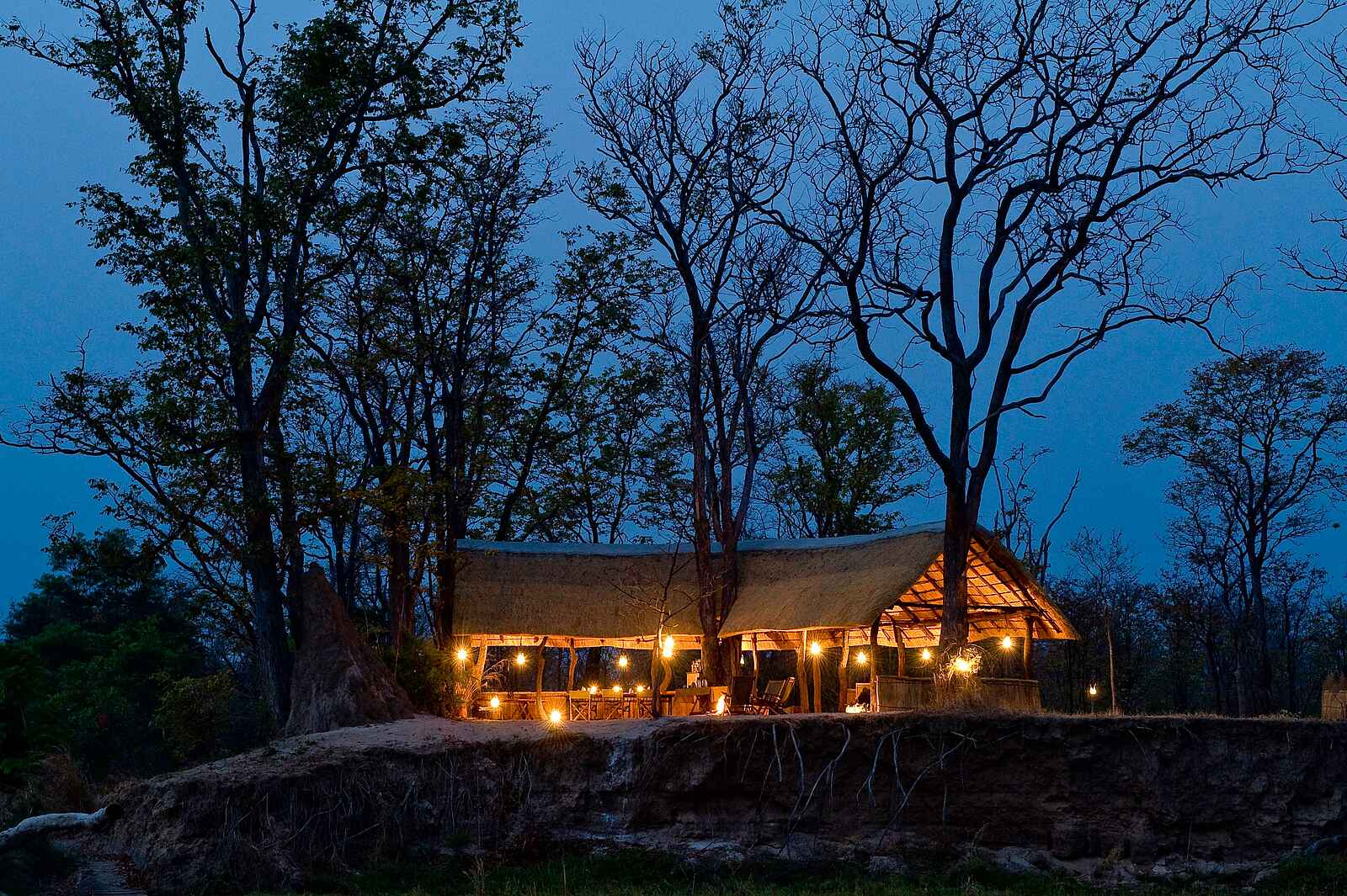 Zungulila Bushcamp: Hauptgebäude am Abend Zungulila Bushcamp: Hauptgebäude am Abend