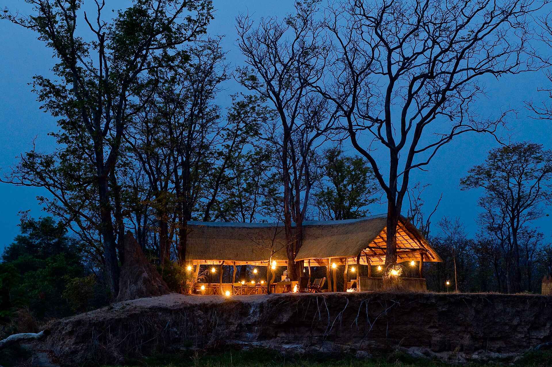 Bushcamp Company, Game Drive, Lagune, Luangwa River, Luangwa-Tal, South Luangwa National Park, Walking Safari, Zungulila Bushcamp, Abendbeleuchtung, Hauptgebäude, Afrikarma, Afrikarma Safaris, Afrikarma.de, Andy Hogg, Paul Allen