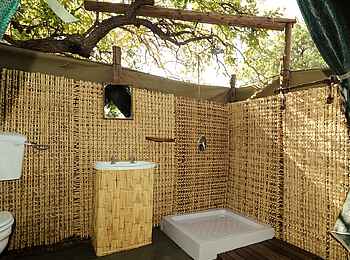 Chilo Mahove Tented Camp: Halboffenes Bad Chilo Mahove Tented Camp: Halboffenes Bad