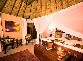 Wildtrack Safaris Eco Lodge: Gästechaletinterieur Wildtrack Safaris Eco Lodge: Gästechaletinterieur