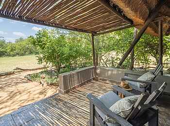 Kambaku Safari Lodge: Family Chalet Terrasse Kambaku Safari Lodge: Family Chalet Terrasse