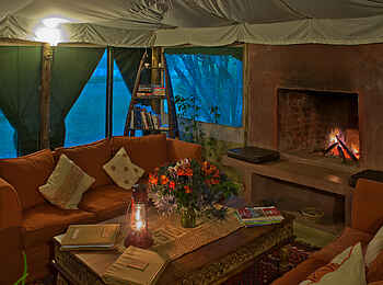 Kicheche Laikipia Camp: Kamin der Lounge