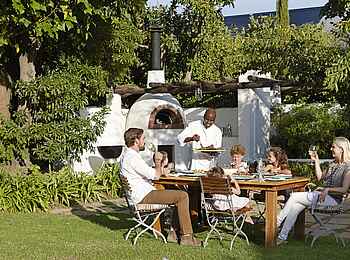 La Cle des Montagnes: Barbecue im Garten der Villa Le Manoir La Cle des Montagnes: Barbecue im Garten der Villa Le Manoir