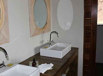 Lemala Kuria Hills: Badezimmer einer Suite