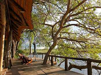 Lianshulu Lodge: Veranda vor der Lodge Lianshulu Lodge: Veranda vor der Lodge