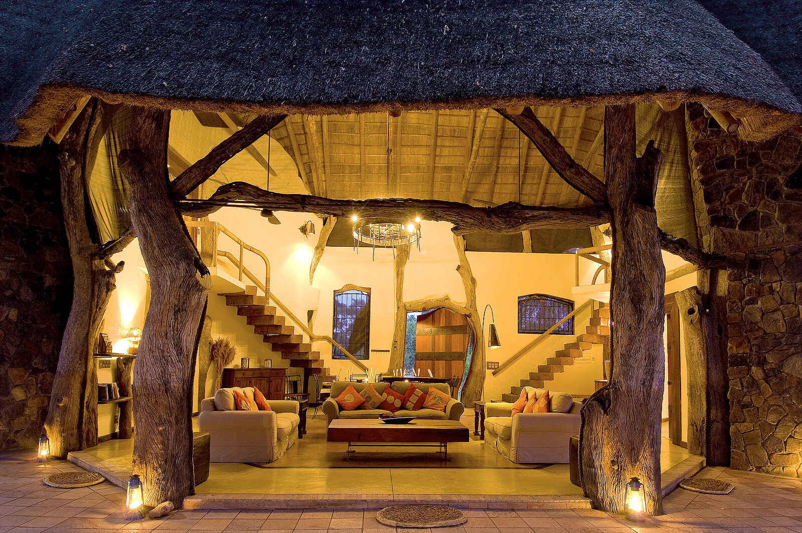 Luangwa Safari House: Lounge am Abend Luangwa Safari House: Lounge am Abend