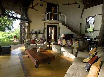 Luangwa Safari House: Lounge und Treppe Luangwa Safari House: Lounge und Treppe