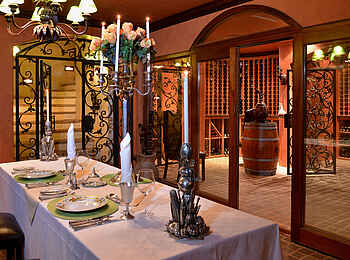 Mateya Safari Lodge: Dinner im Weinkeller