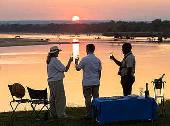 Nkwali Camp: Sundowner am Fluss