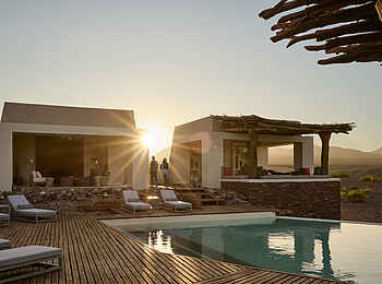 Okahirongo Elephant Lodge: Poolbereich mit Liegen Okahirongo Elephant Lodge: Poolbereich mit Liegen