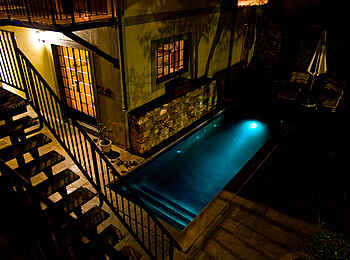 Olive Grove Guesthouse: Pool bei Nacht