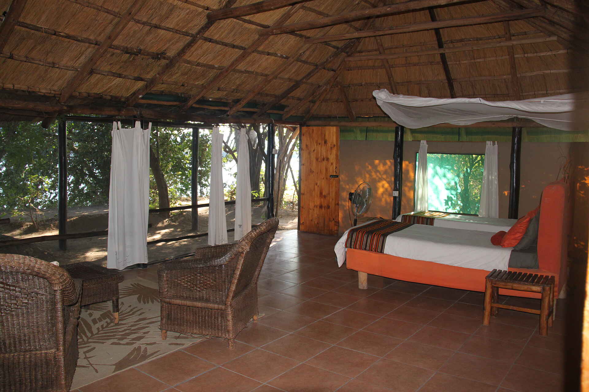 Vundu Camp: Gästechalet Canoe Safari, Chitake Camp, Game Drive, Kanu Safari, Little Vundu, Mana Pools National Park, Sambesi, Vundu Camp, Walking Safari, Zambezi, Fliesenfußboden, Gästechalet, Sessel, Sofa, afrikarma, afrikarma Safaris, afrikarma Safaris - Wildnis. Hautnah., afrikarma.de