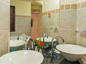 David Livingstone Safari Lodge: Waschbecken mit großzügigem Spiegel David Livingstone Safari Lodge: Waschbecken mit großzügigem Spiegel