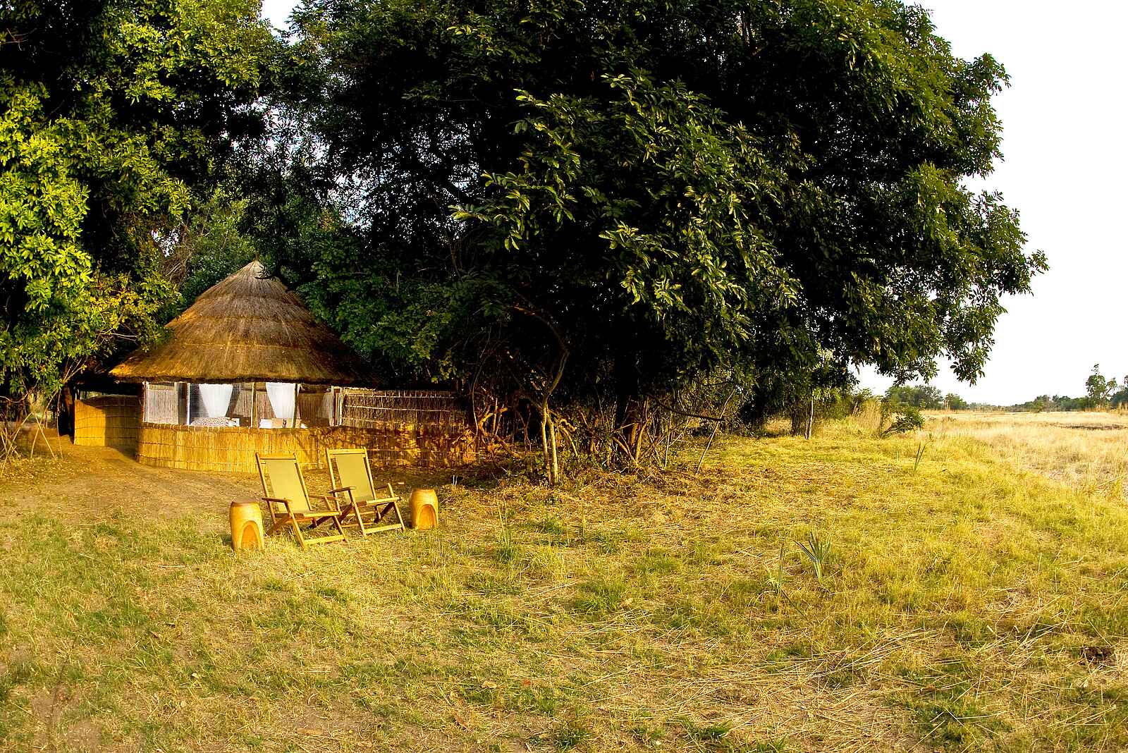 Kuyenda Bushcamp: Liegestühle vor einem Gästechalet Kuyenda Bushcamp: Liegestühle vor einem Gästechalet