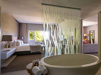 Mont Rochelle Hotel and Vineyard: Manor House Pinotage Suite Blick vom Badezimmer in den Schlaf- und Wohnbereich