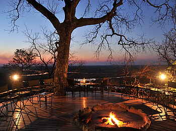 Muchenje Safari Lodge: Abend auf dem Deck