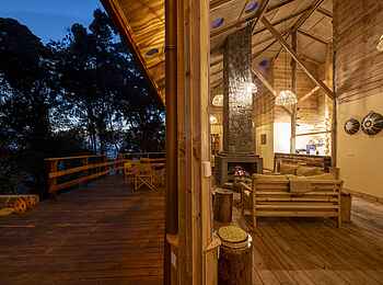 Munazi Lodge: Lounge und Terrasse