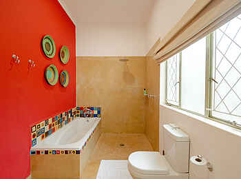 PheZulu Guest Lodge: Triple Deluxe Room Bad