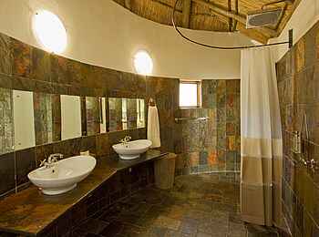 Thamalakane River Lodge: Jacana Bad Thamalakane River Lodge: Jacana Bad
