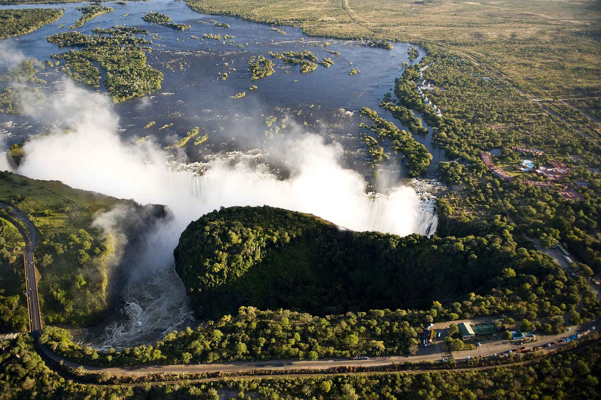Hotel, Livingstone, Mosi-oa-Tunya, Sambesi, The Royal Livingstone, Victoria Falls, Viktoriafälle, Wasserfälle, Zambezi, Gorge, Livingstone Island, Luftbild, Schlucht, Spray, Victoria Falls Bridge, Sun International