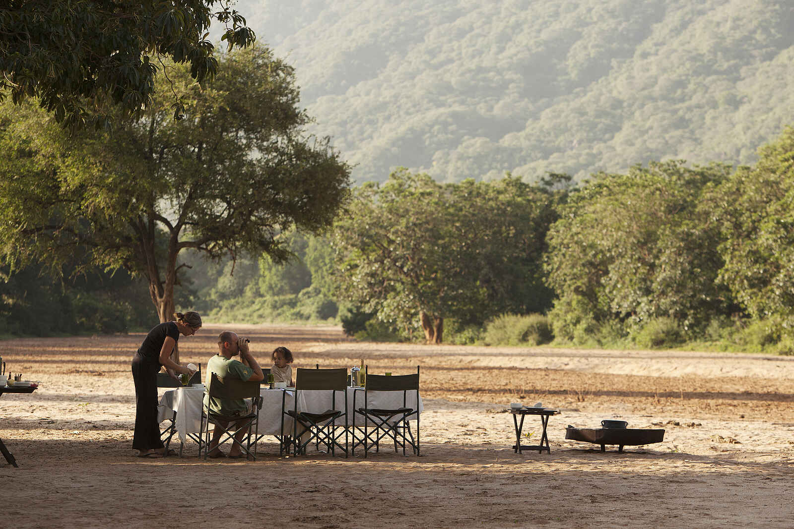 Wayo Manyara Green Camp: Lunch im Flussbett Wayo Manyara Green Camp: Lunch im Flussbett