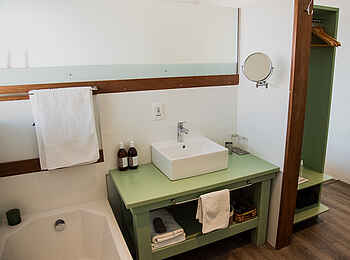 Whalesong Lodge: Badezimmer und Ankleide Whalesong Lodge: Badezimmer und Ankleide
