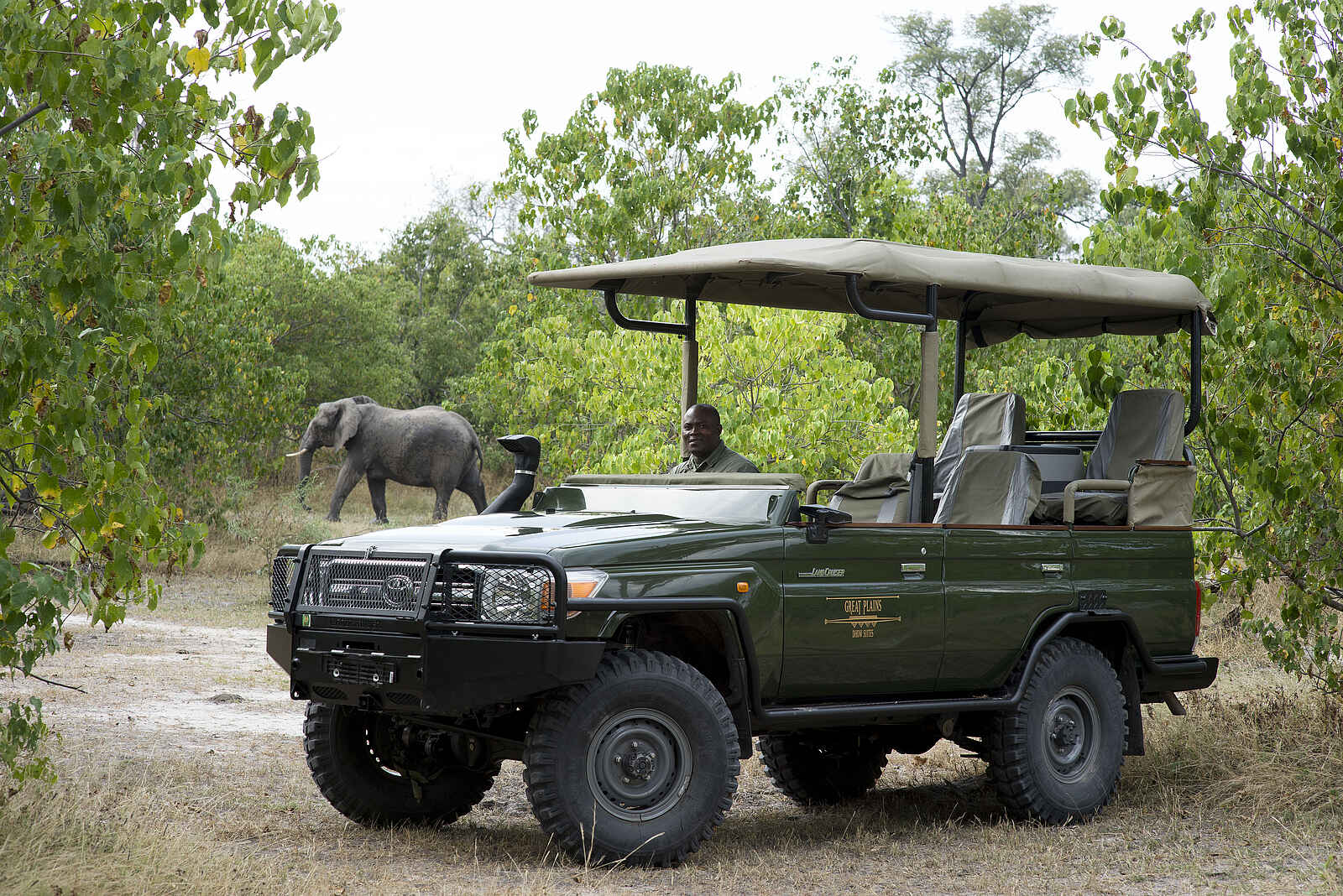 Zarafa Dhow Suites: Privates Game Drive Vehicle Zarafa Dhow Suites: Privates Game Drive Vehicle
