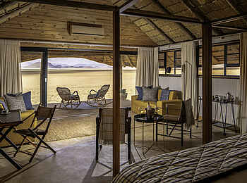 Kwessi Dunes Lodge: Gästehütte mit Doppelbett und privater Veranda