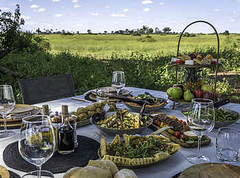 Mombo Camp: Mittagessen im Freien Mombo Camp: Mittagessen im Freien