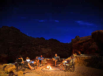 Ozondjou Trails: Gäste beim Austausch am Lagerfeuer