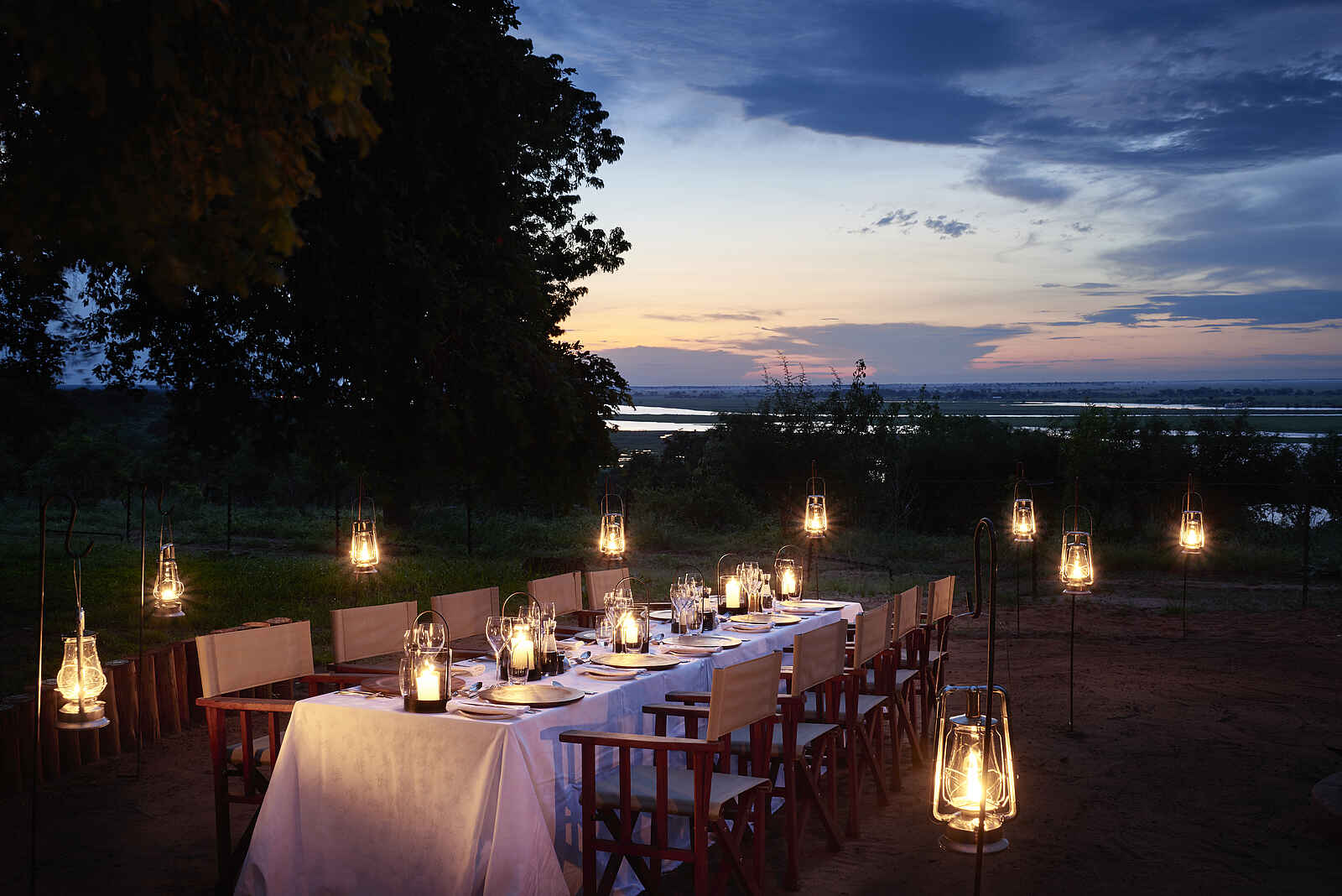 Sanctuary Chobe Chilwero: Abendessen unter freiem Himmel Sanctuary Chobe Chilwero: Abendessen unter freiem Himmel