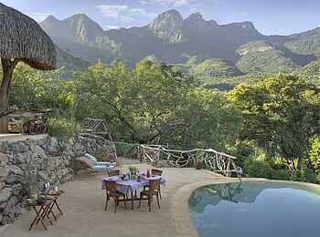 Sarara Tree: Pool und Berge Sarara Tree: Pool und Berge